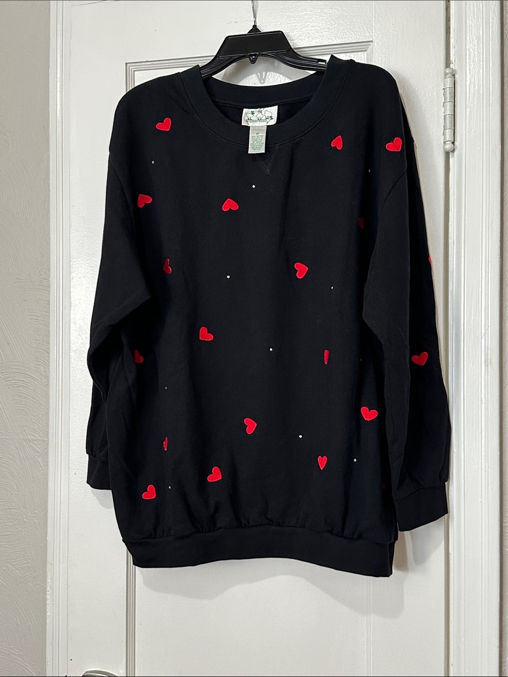 Y2K The  Quacker Factory Black Sweatshirt with embroidered Red Heart Accents